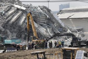 Continúan las labores de búsqueda y rescate en el edificio derruido de Bangkok