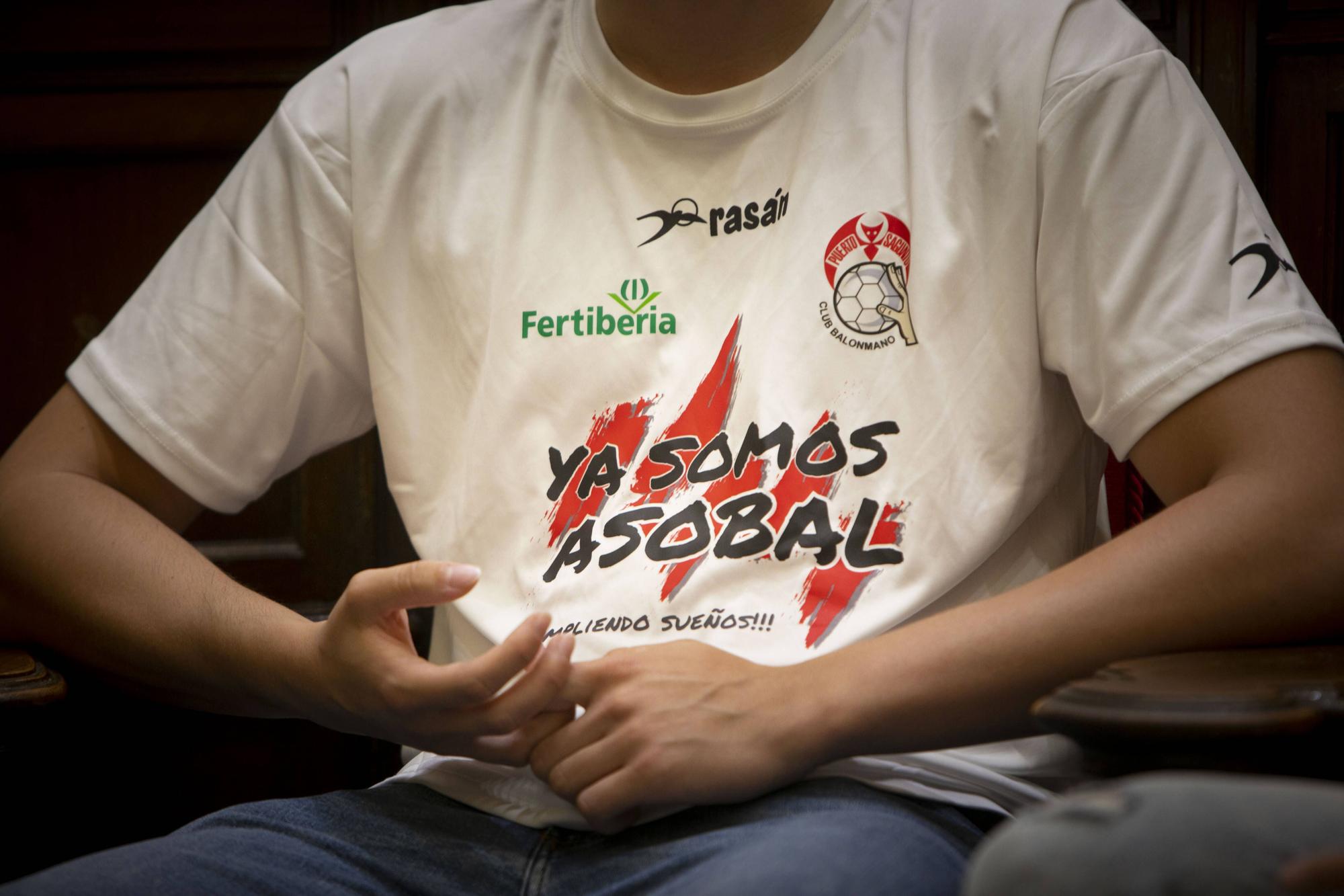 El Fertiberia celebra el ascenso a ASOBAL con las instituciones