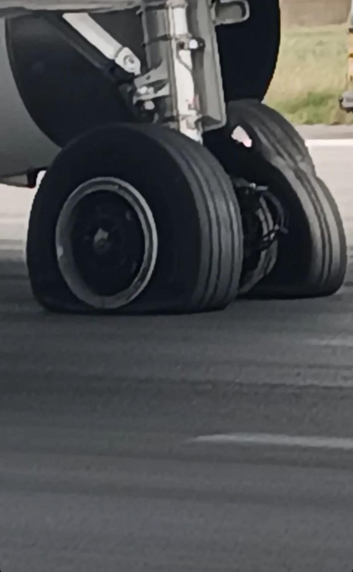 Las ruedas pinchadas de la aeronave que han provocado el cierre de la pista de aterrizaje