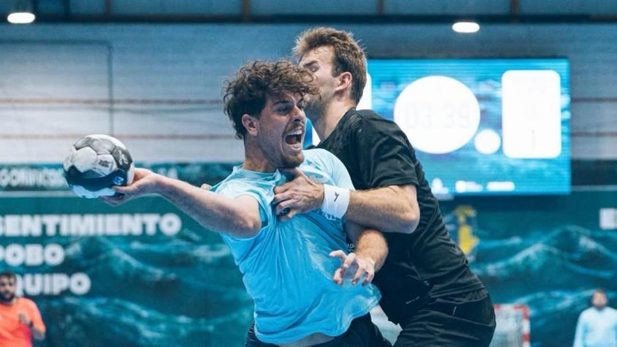 Lalo lanza a portería obstaculizado por un defensor del BM Cangas.