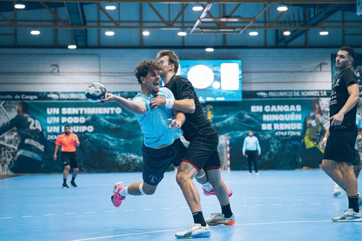 Lalo lanza a portería obstaculizado por un defensor del BM Cangas.