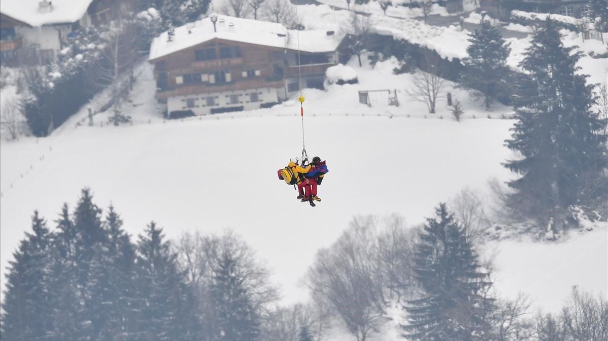 El sueco Alexander Koell es trasladado al hospital durante el evento de descenso masculino de la Copa del Mundo de esquí alpino FIS en Kitzbuehel, Austria.