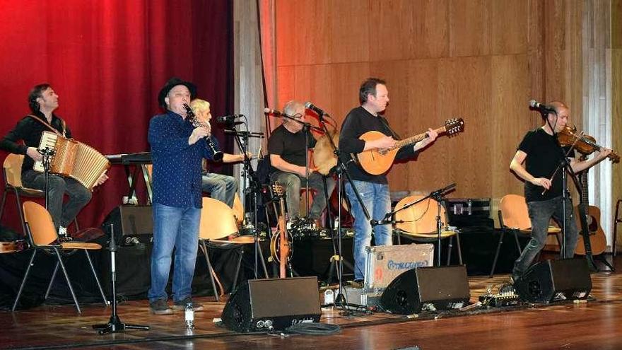 La actuación de Milladoiro en el Auditorio Municipal de Cordeiro (Valga).  // FdV