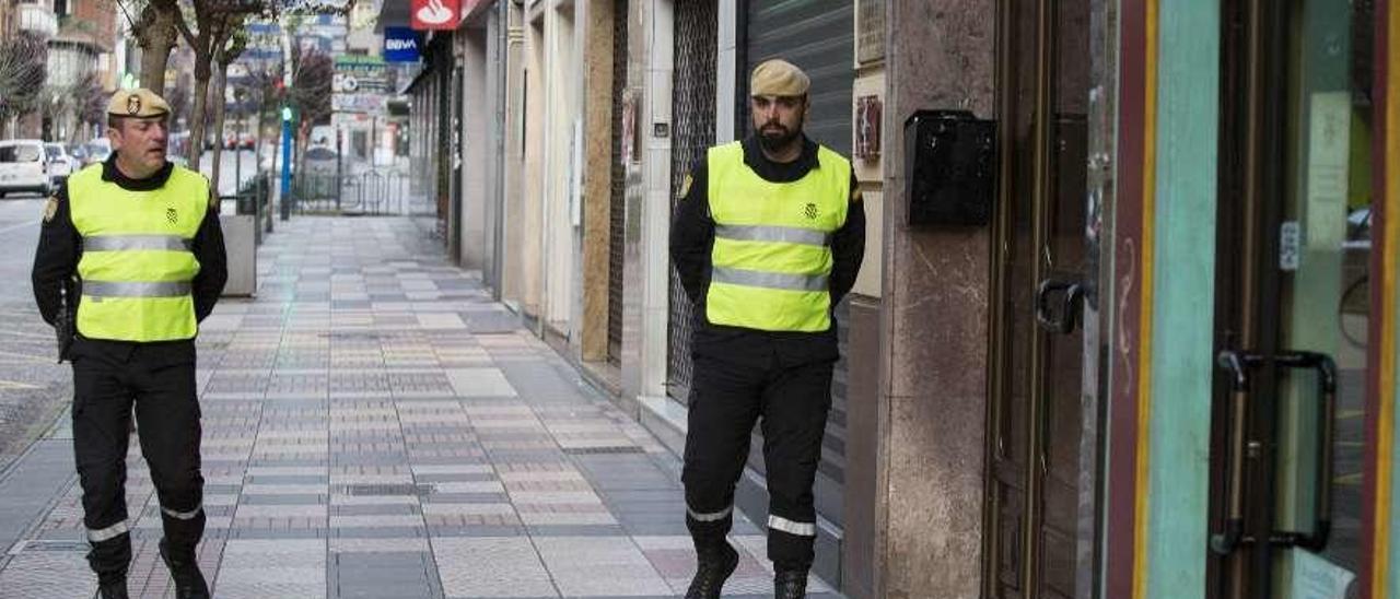 Efectivos de la UME por las calles de Mieres, con los negocios cerrados.