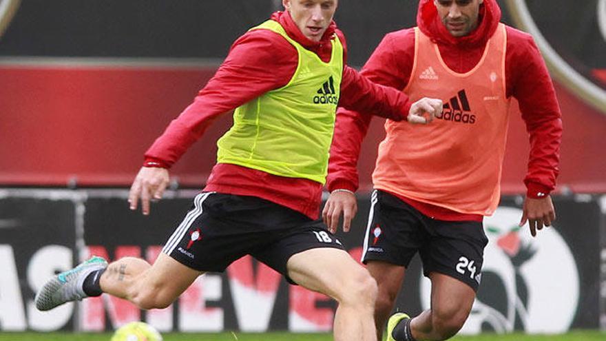 Daniel Wass, entrenando en A Madroa // R. GROBAS