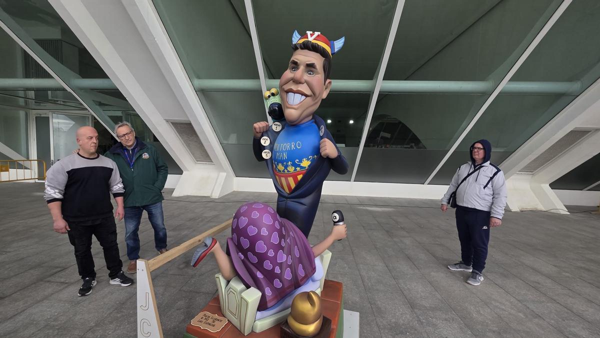 Muy explícita la escena de luis Espinosa en Poeta Llorente. Con el Ventorro de telón de fondo