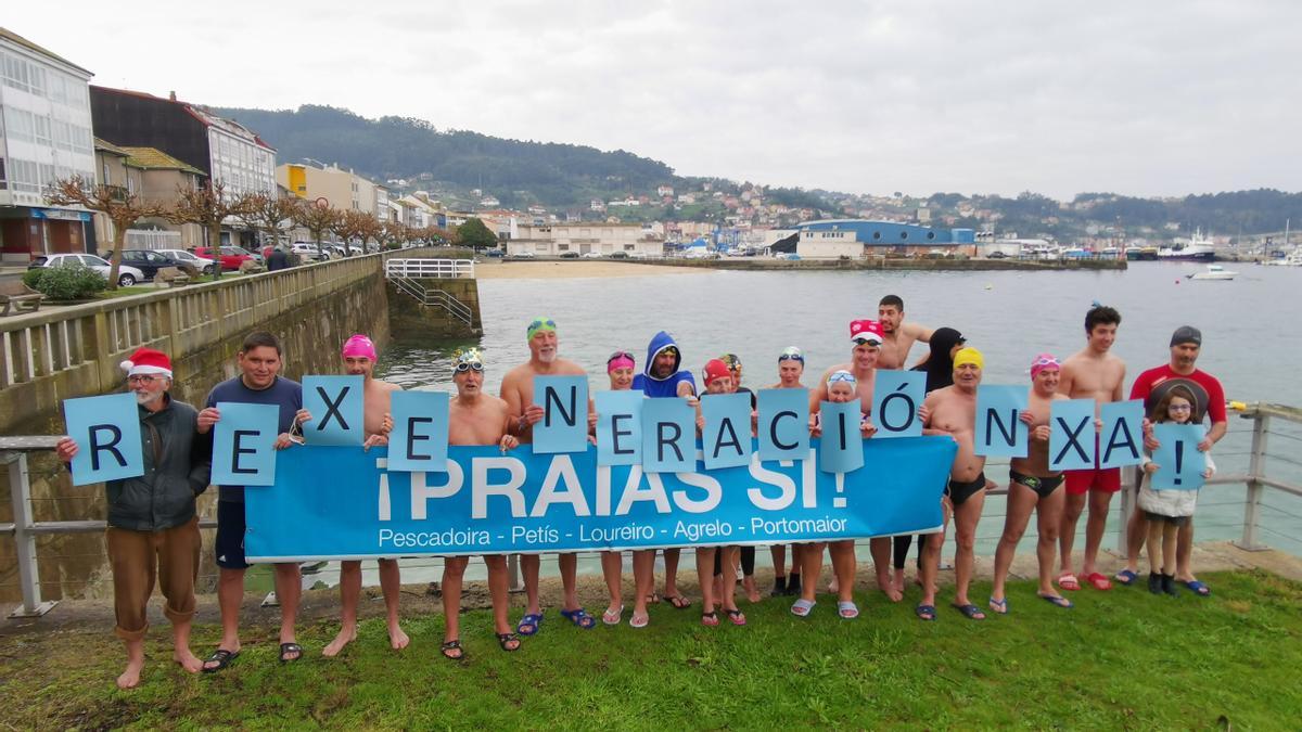 Participantes en el último baño reivindicativo organizado por Anduxía, en enero de 2020, para reclamar la regeneración de los arenales de Bueu.