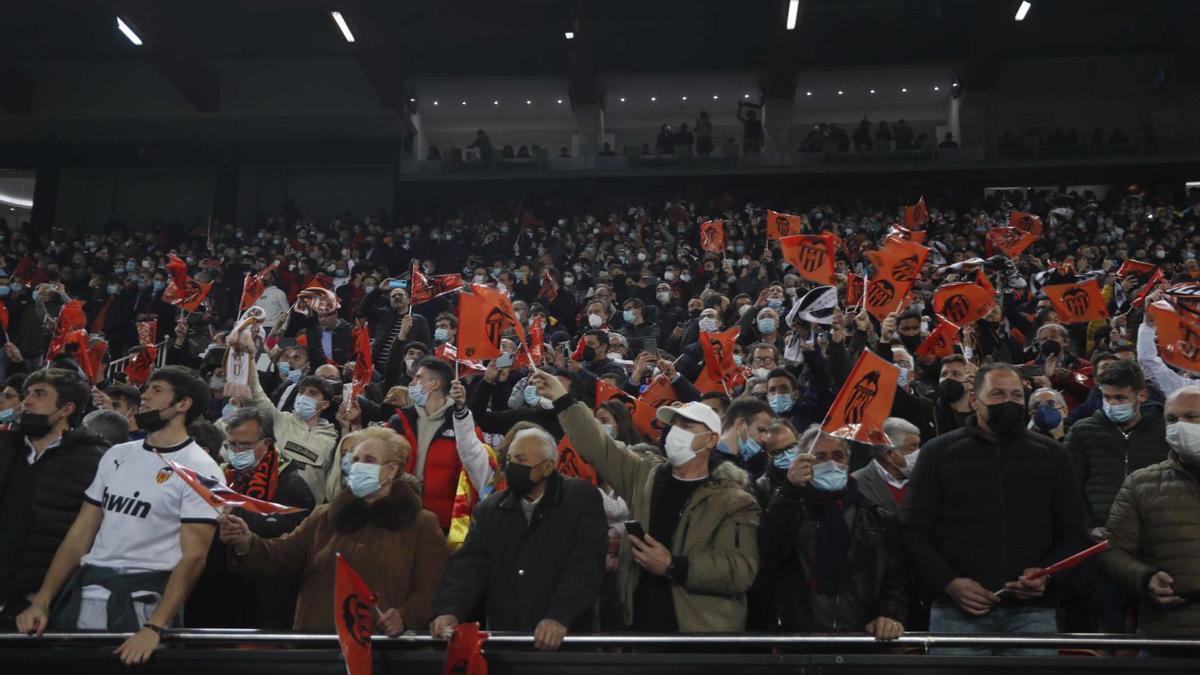 La hinchada valencianista, en la vuelta de las semifinales de Copa frente al Athletic Club en Mestalla. | J.M. LÓPEZ