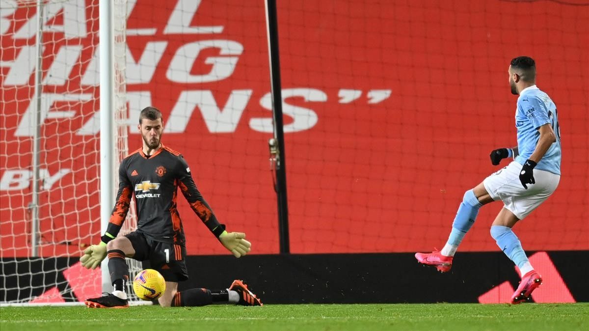 12 December 2020  England  Manchester  Manchester City s Riyad Mahrez has a shot which is saved by Manchester United goalkeeper David de Gea during the English Premier League soccer match between Manchester United and Manchester City at Old Trafford  Photo  Michael Regan PA Wire dpa  12 12 2020 ONLY FOR USE IN SPAIN