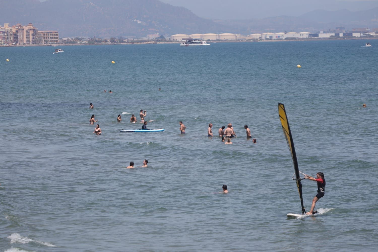 La playa de la Malvarrosa, abarrotada a finales de mayo