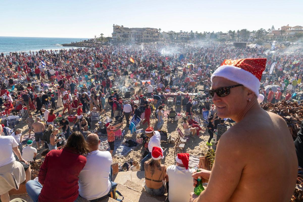 Miles de personas han llenado la playa de La Zenia vestidos de Papá Noel.