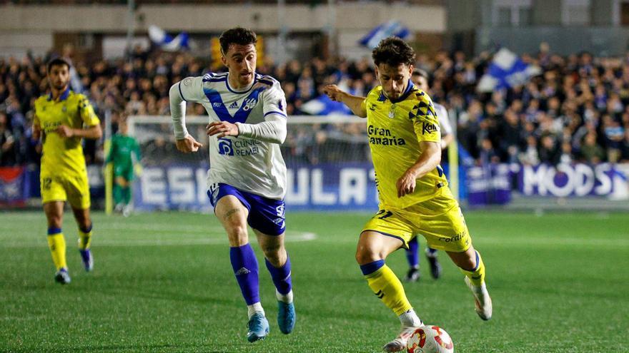 Iván Gil golpea el balón en la eliminatoria copera frente al Europa.