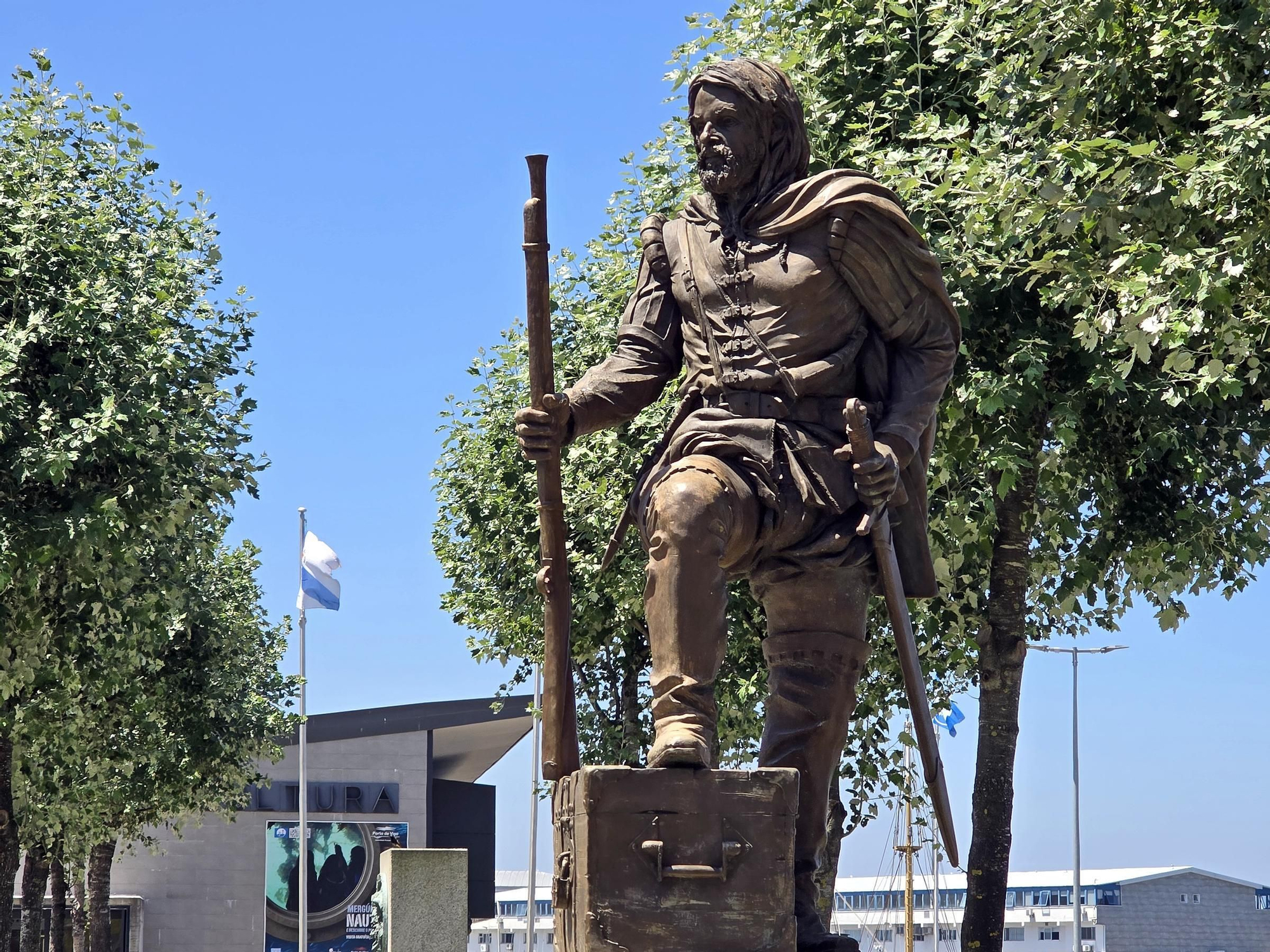 Estatua de Gonzalo de Vigo junto a Porto Cultura