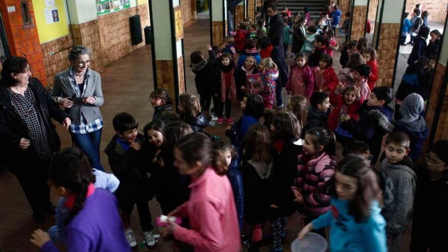 Espacios compartidos. Los dos centros educativos comparten algunas instalaciones, como el comedor y el salón de actos. En la imagen, los alumnos del colegio Gesta II, entrando a clase.