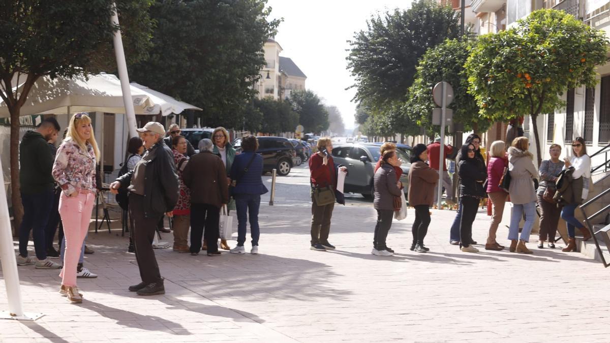 Colas ante el Ayuntamiento de l'Alcúdia, en una imagen del miércoles.