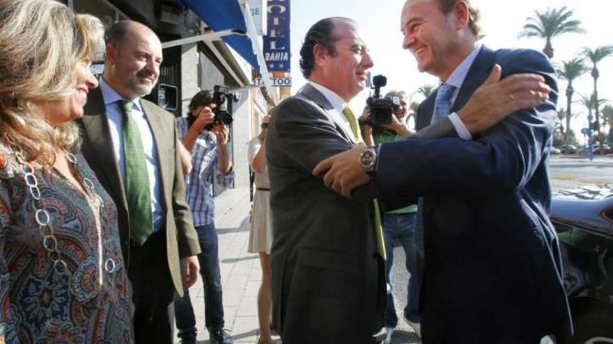 Alberto Fabra junto a Joaquín Ripoll en su visita de ayer a la sede provincial del PP.