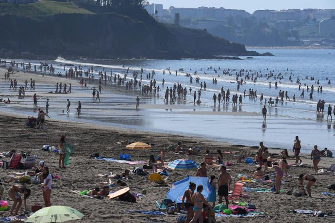 Playas abarrotadas y atascos en Oleiros