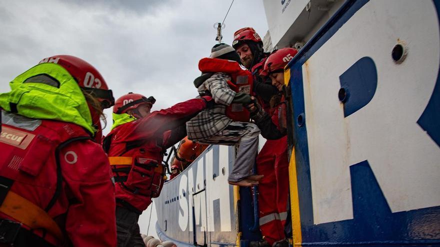 El Aita Mari rescata a 32 migrantes que estaban dos días a la deriva en el Mediterráneo