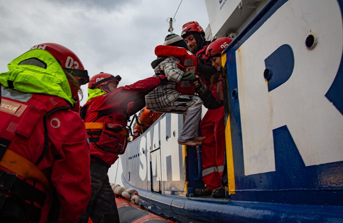 Un momento del rescate de las 32 personas en el Mediterráneo central.