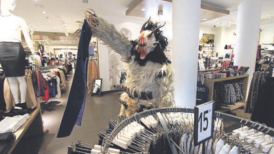 Un diablo de Italia hace una parada en una tienda de ropa.