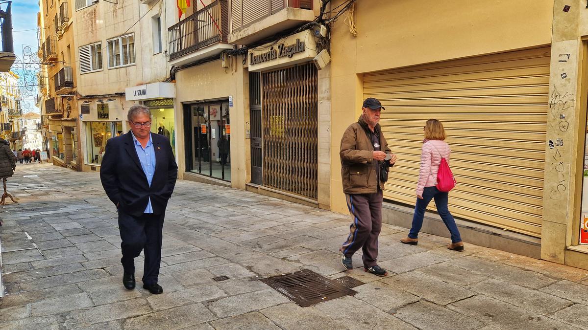 Locales cerrados en Pintores, una de las principales arterias comerciales de la ciudad de Cáceres.