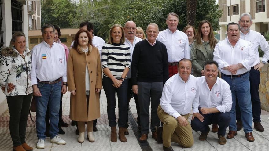 Canga, Fernández Pardo y Pumariega visitan a los socios de La Boya