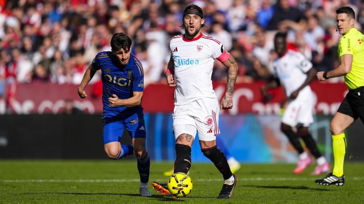 Nemanja Gudelj, del Sevilla FC, en acción durante el partido de fútbol de la liga española, LaLiga EA Sports, disputado entre el Sevilla FC y el Real Oviedo en el estadio Ramón Sánchez-Pizjuán.