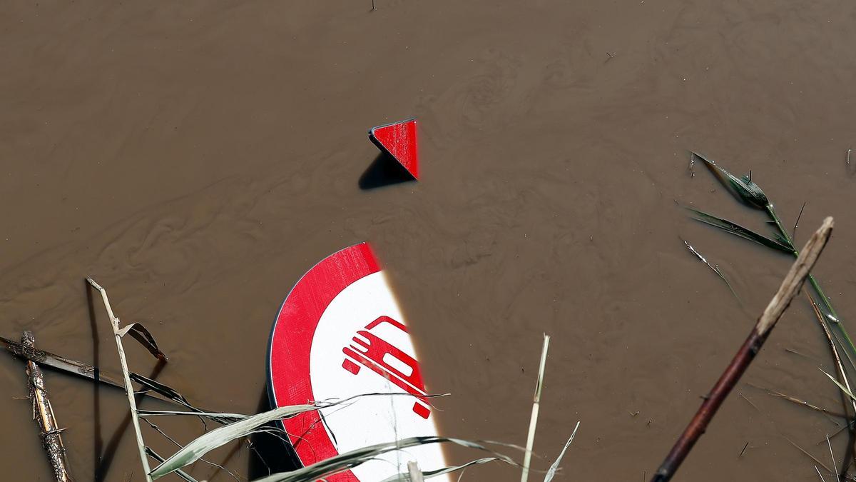 Una señal de tráfico bajo el agua en Rumanía.