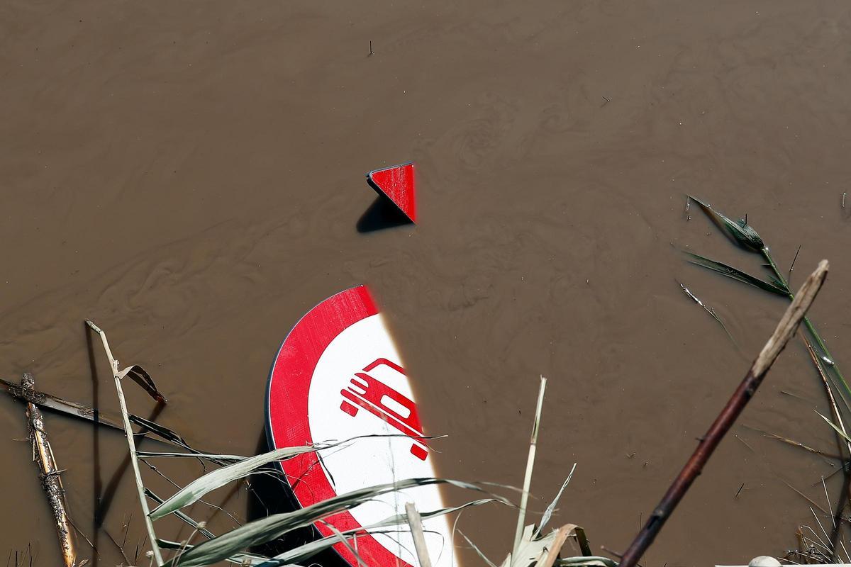 Una señal de tráfico bajo el agua en Rumanía.