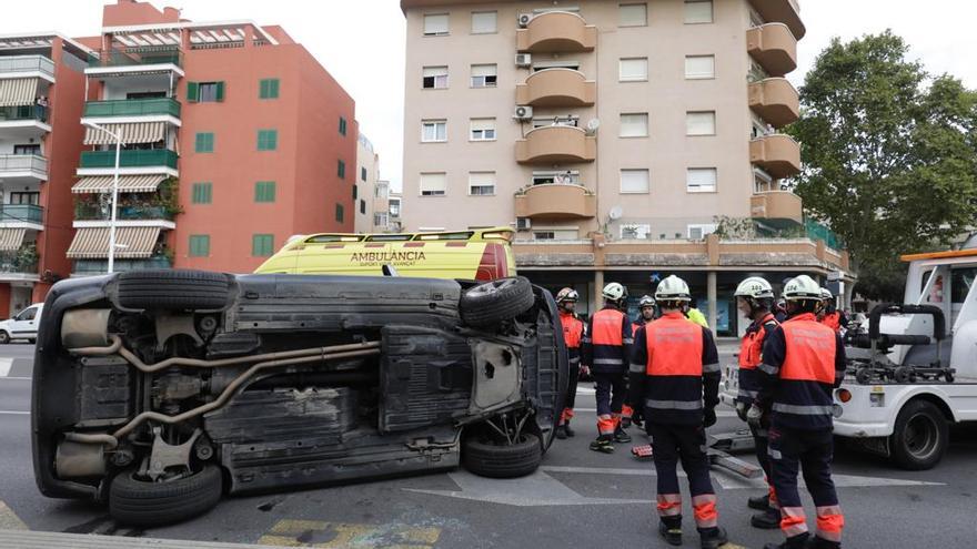 Rescatan al conductor de un coche volcado en la calle Eusebio Estada de Palma