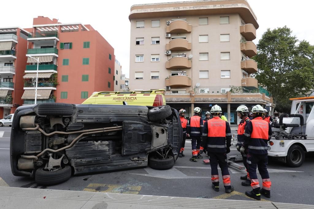 Rescatan al conductor de un coche volcado en la calle Eusebio Estada de Palma