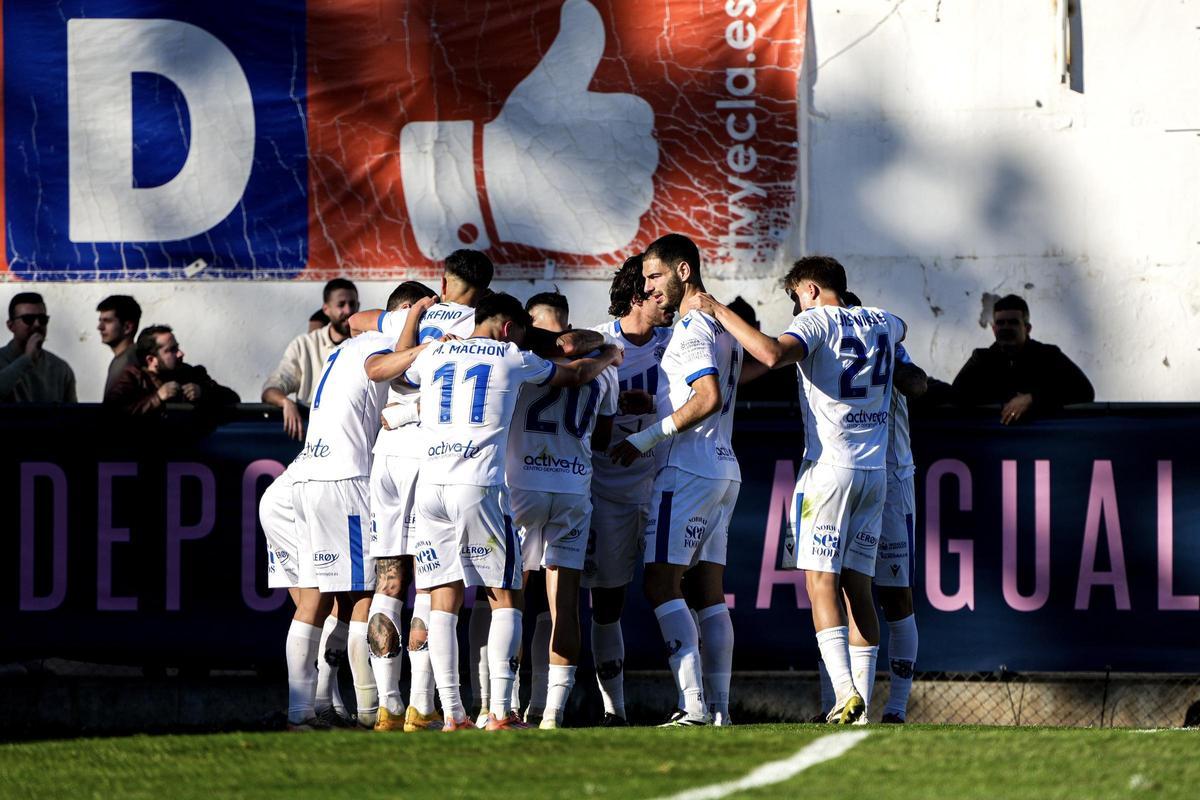 Jugadores del Extremadura celebrando uno de los goles logrados en Yecla.