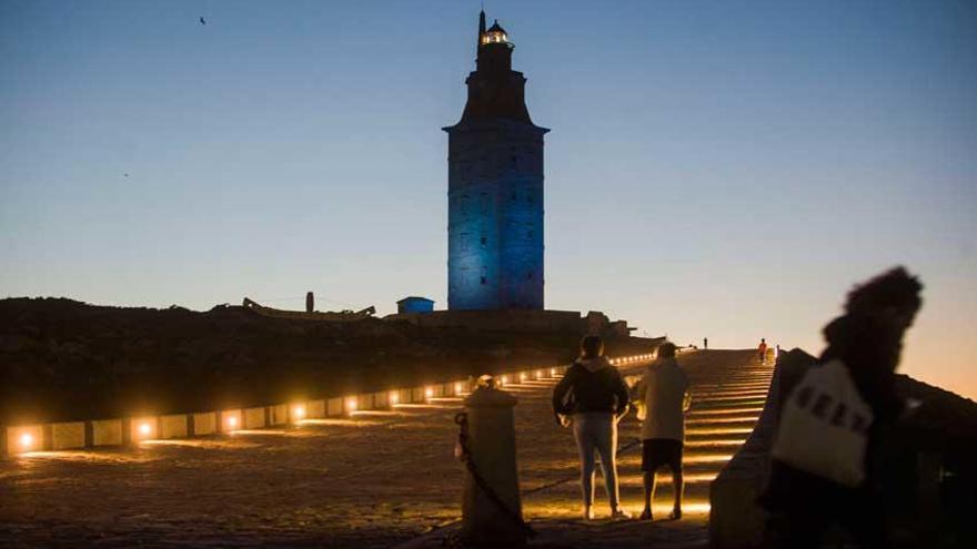 Torre de azul por el Día Mundial del Autismo.