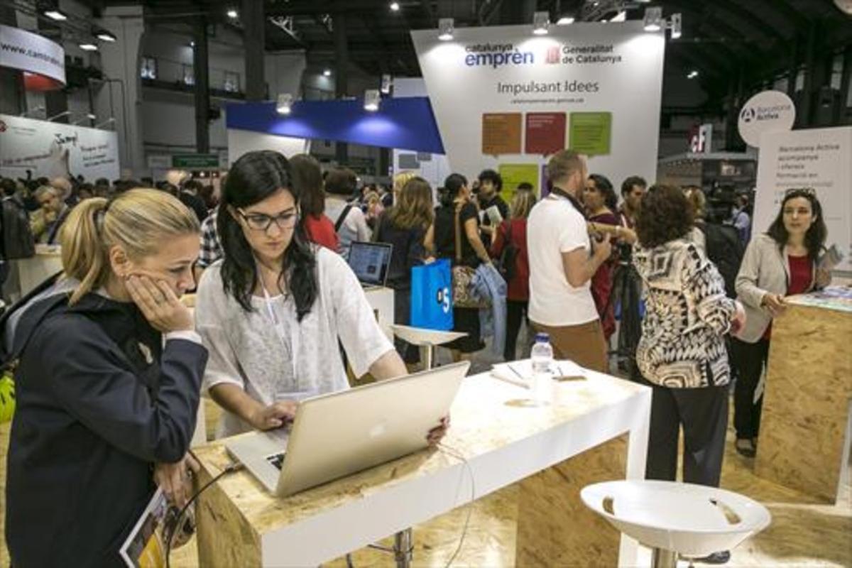 Dos jóvenes emprendedoras, en el salón Bizbarcelona, ayer.