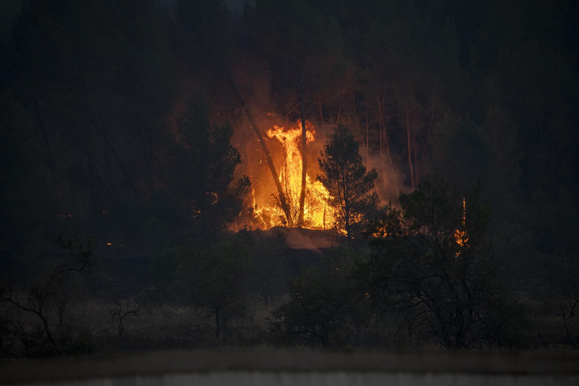 Efectivos en las labores de extinción del incendio a 17 de julio de 2022, en Pont de Vilomara, Barcelona, Cataluña, (España).