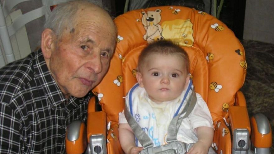 Felipe Rivas Blanco, en una de sus últimas fotografías posa junto a su bisnieto Elías. | CHANY SEBASTIÁN