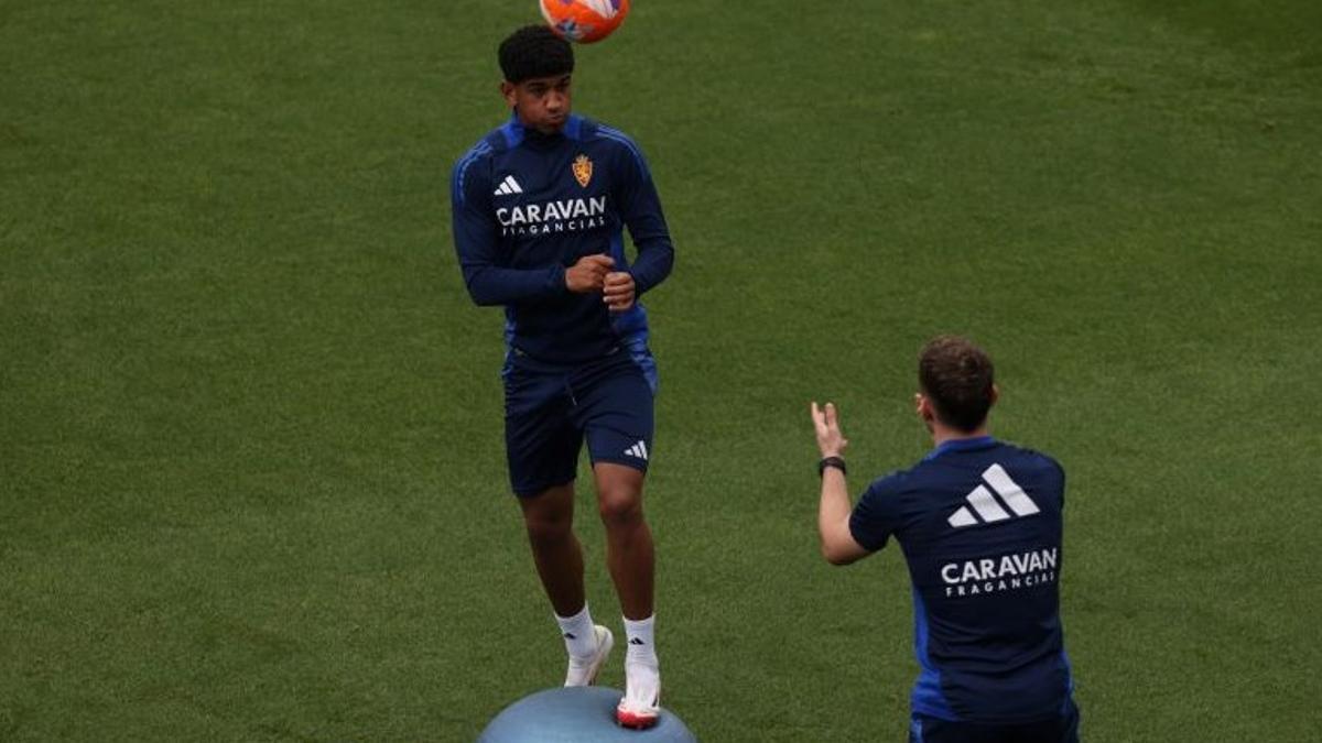 Adu Ares realiza un ejercicio junto a Mario Soberón durante un entrenamiento
