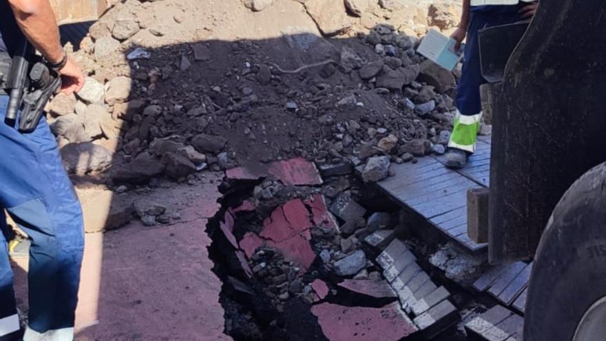 Camión de obra provoca un socavón en La Isleta (04/01/24)