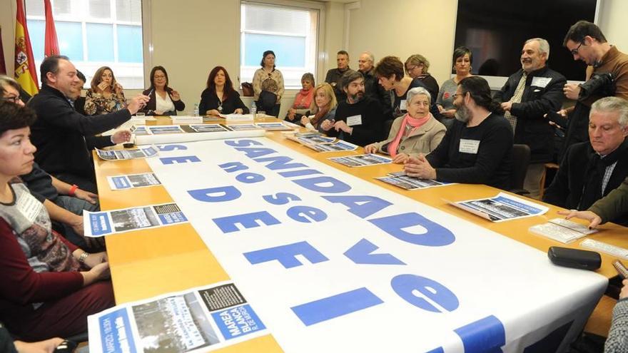 Miembros de las asociaciones que componen la Marea Blanca presentaron ayer el calendario de actividades en el Ayuntamiento.