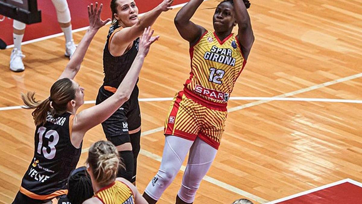 Chelsea Gray buscant un acrobàtic tir a cistella durant el partit d&#039;ahir contra el Riga.