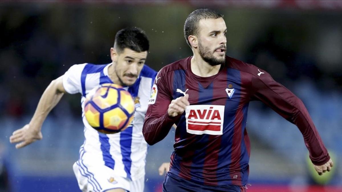 Pedro León, autor del 2-2, perseguido por Yuri en una jugada del derbi de este martes en Anoeta.