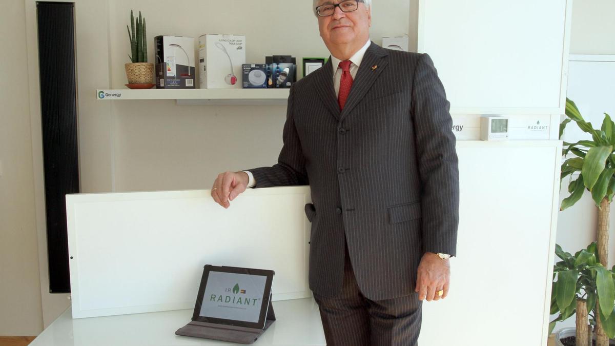 Miguel Fernández, fundador de Calefacción Infrarrojos, en sus instalaciones en Tomares.  /  Rodríguez Aparicio
