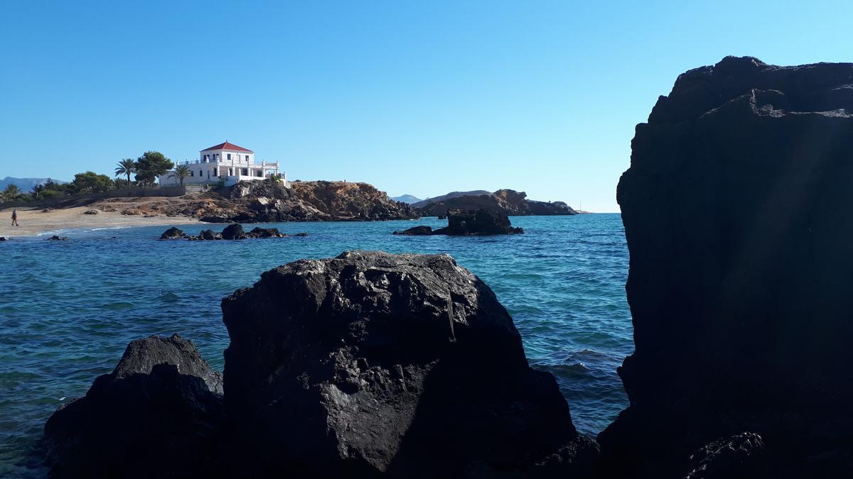 Paseando por sus innumerables playas y calas entiendes por qué mucha gente encuentra aquí su lugar.