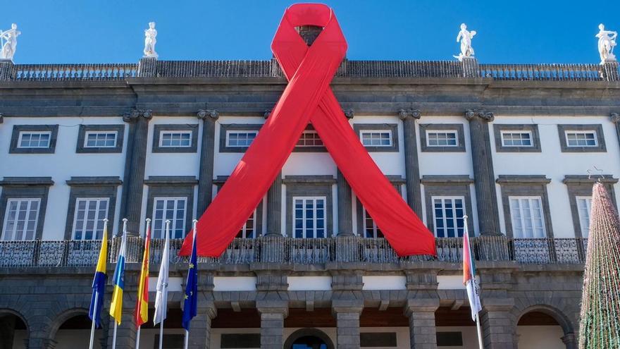 El Ayuntamiento extiende un gran lazo rojo en las Casas Consistoriales para conmemorar el Día Mundial del Sida