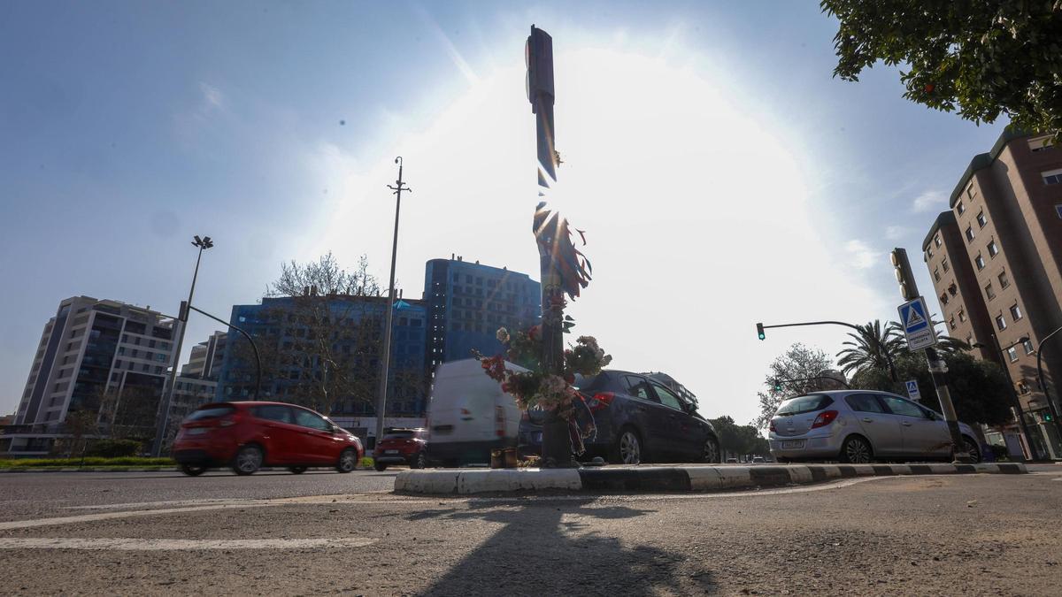 Flores ante el edificio de Campanar incendiado hace un año.