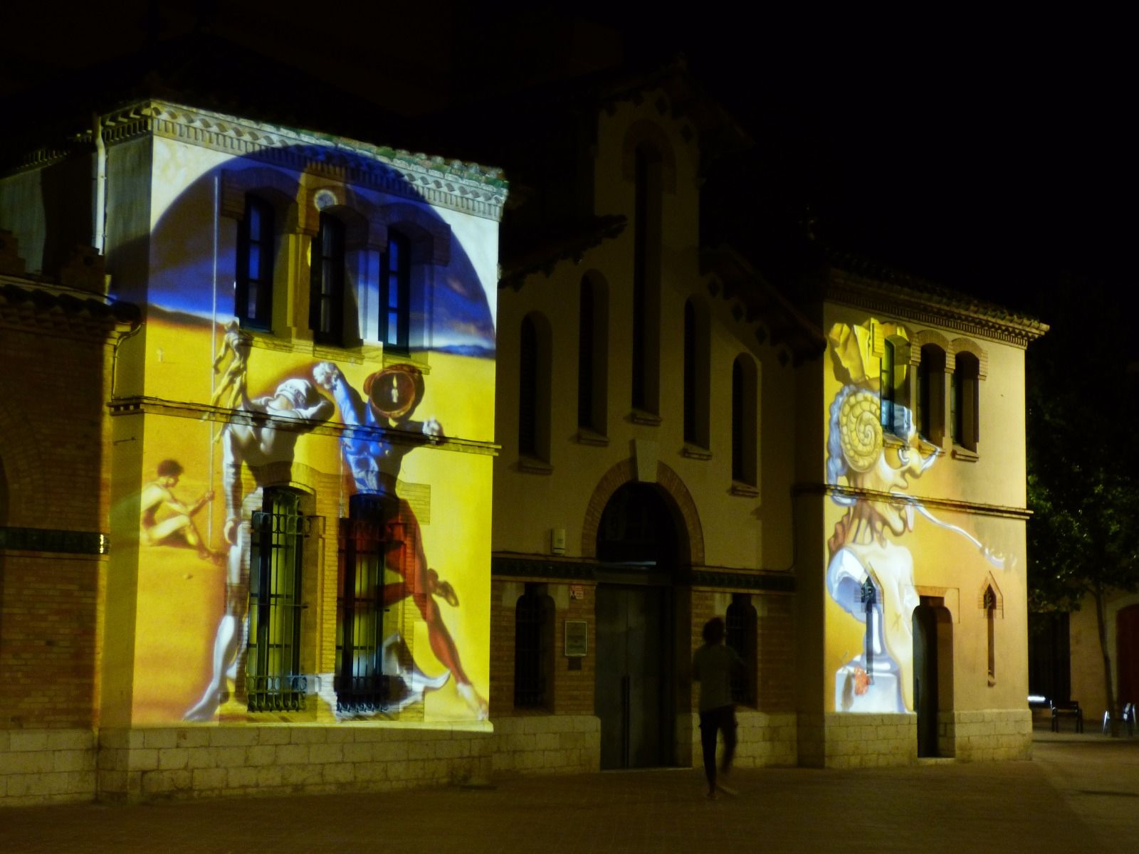 Dalí il·lumina les façanes de Figueres