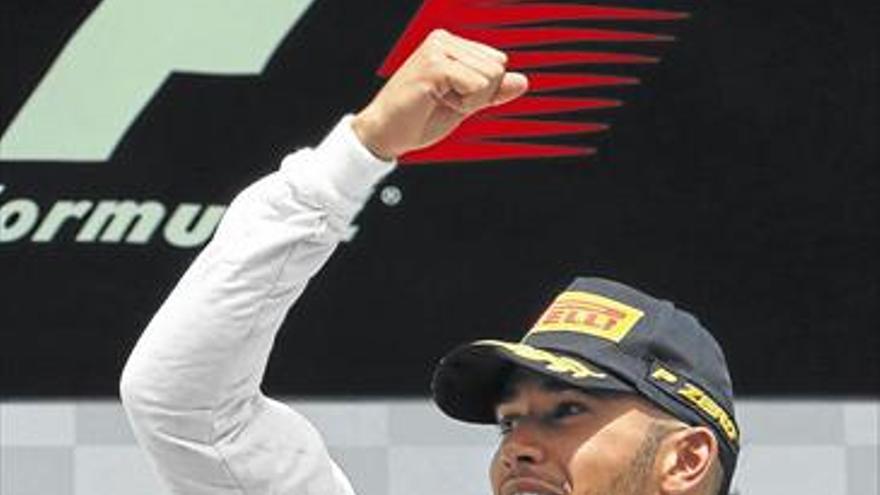 Hamilton, aún más líder tras ganar en casa de Rosberg