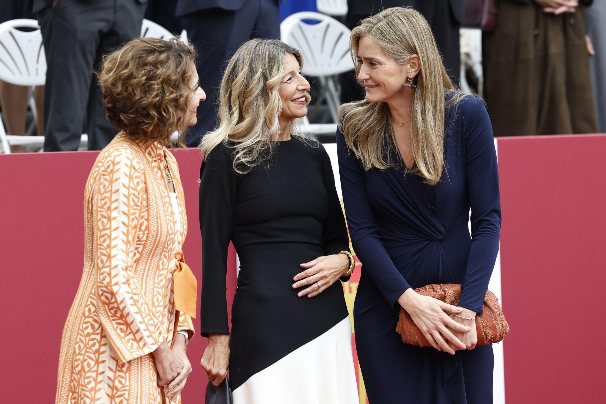 MADRID, 12/10/2025.- La vicepresidenta y ministra de Hacienda, María Jesús Montero; la vicepresidenta segunda del Gobierno y ministra de Trabajo, Yolanda Díaz; y la vicepresidenta tercera y ministra para la Transición Ecológica y Reto Demográfico,Sara Aagesen , antes del desfile de las Fuerzas Armadas con motivo de la Fiesta Nacional en la tribuna de autoridades este domingo. EFE/ Chema Moya