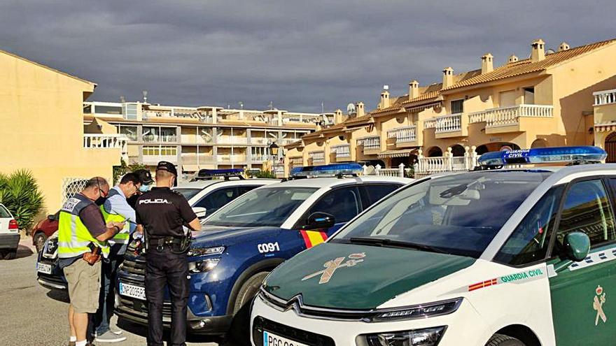Agentes de la Policía en la búsqueda de Félix en El Campello. | INFORMACIÓN