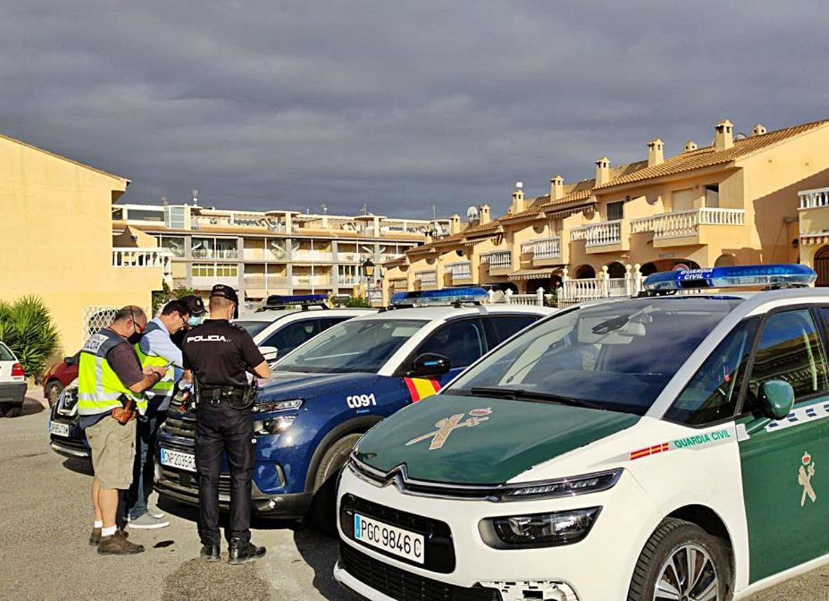 Agentes de la Policía en la búsqueda de Félix en El Campello. | INFORMACIÓN
